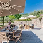 فيلة In Lucca With Infinity Pool